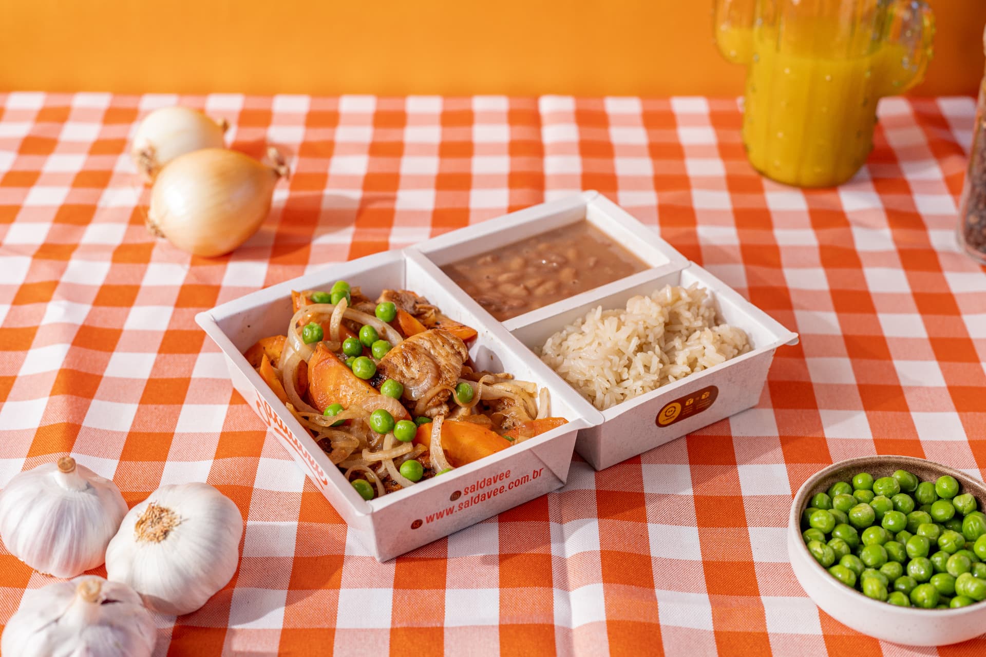 Frango Acebolado com Legumes, Arroz e Feijão — linha Frango da Saldavee