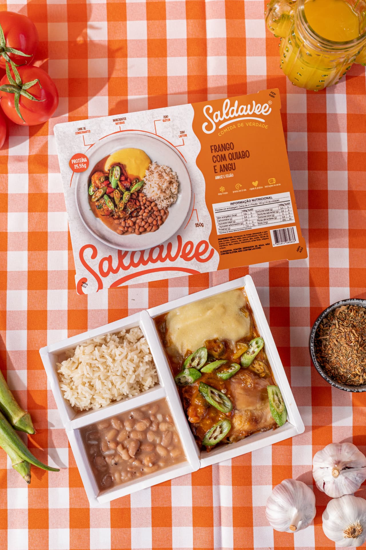 Marmita Saldavee de frango com quiabo e angu, com arroz e feijão
